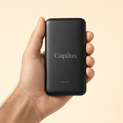 Batería Capilux GO en la mano, del tamaño de una tarjeta gruesa